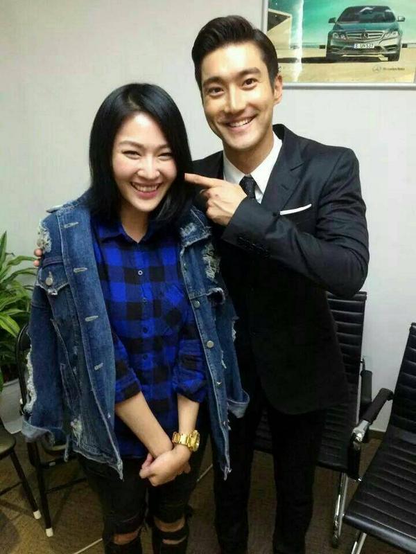 ariestamaterasu's tweet photo. RT @SiwonHeart407: 141022 HK blogger 霸比凱莉 Facebook updated - @siwon407 ^_^ *(SiwonLover)* http://t.co/FdMS10dKQp
