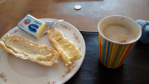 Pancitos con manteca y un buen café con leche Pa' arrancar .  #NOmepuedomover!  quedé tirao...