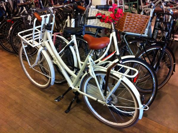 Waarom 'n fiets kopen als je 'm ook kunt jatten? En dat uit mijn voortuin. Grrrr! Opsporing verzocht! <a href="/POL_Nijmegen/">Politie Basisteams Nijmegen</a>