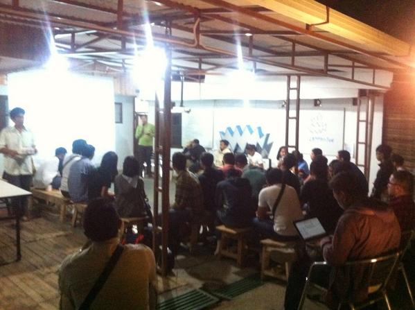 BCCF_bdg's tweet photo. NOW Pape dr @airfotonetwork presentasi event Bandung Bingah Bray utk #Helarfest 2015 di #Rabuan http://t.co/EkeHpudRot