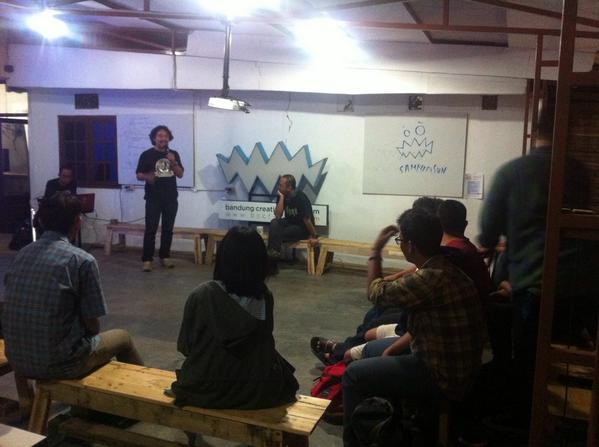 BCCF_bdg's tweet photo. NOW Kang @tisna_sanjaya ttg #Helarfest 2015, MatKul Eksperimen Kreatif, peran seni utk lingkungan, dll. di #Rabuan http://t.co/OtGVh9CI4g