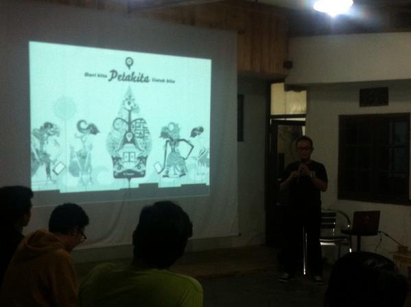BCCF_bdg's tweet photo. NOW @doherwan presentasi ttg @petakitadotcom di #Rabuan http://t.co/MIPtpXiunE