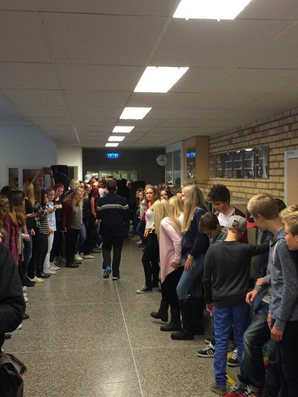 fdalskolan's tweet photo. Invigningen av @fdalskolan nya aula avslutas med gemensam dans o mingelfika i kooridoren! #tillsammans #delaktighet http://t.co/3oNoCvDB4Y