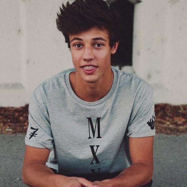 yumorscum's tweet image. Cameron Dallas 

Rt = yum

Fav = scum