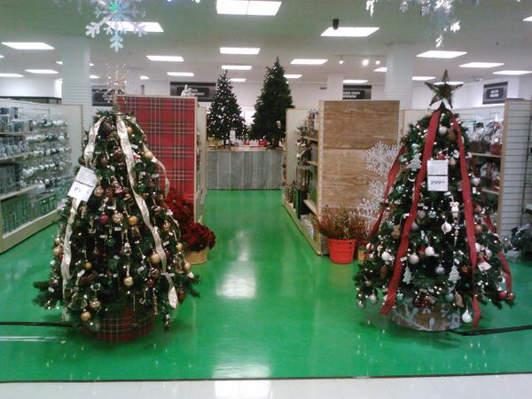 1978marwen's tweet image. This is the scariest Halloween display i have ever seen in the mall.  #ipoopedmypants #sears #halloween #frightening