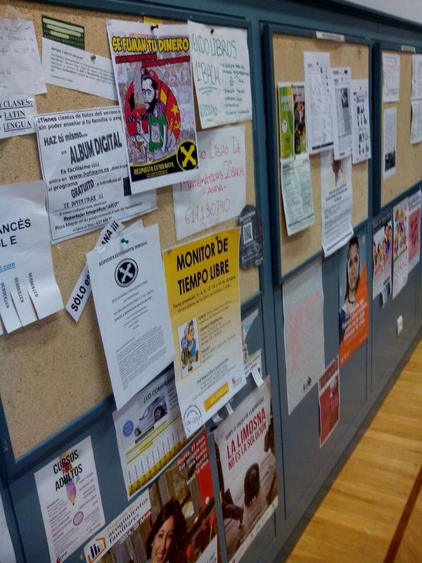 RE_Burgos's tweet photo. Hoy hemos estado en la Biblioteca del Teatro informando de nuestras ideas con motivo de la huelga estudiantil. http://t.co/78Kpc6hPgW