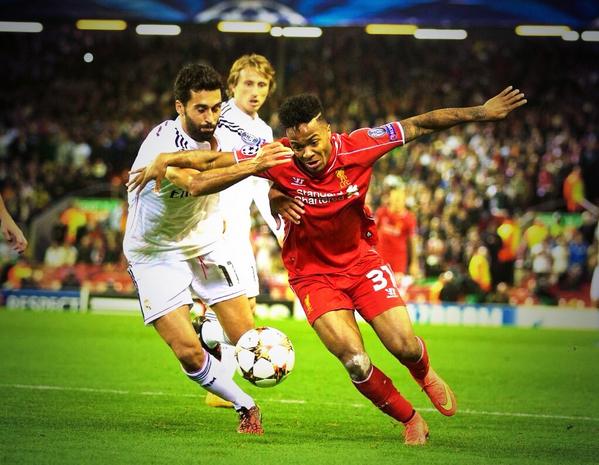 RMadridSoccer's tweet photo. Poco se hablará mañana del partidazo que se esta marcando también Arbeloa! 

UNO DI NOI http://t.co/5bWBa84pUK