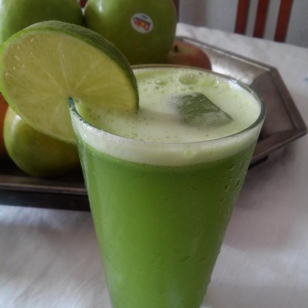 GoiaLife's tweet image. Detox... limão, gengibre e couve.