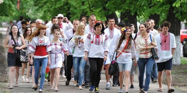 Сайты украинцев. Украинская молодежь в вышиванках. Марш вышиванок. Парад вышиванок. Украина люди.
