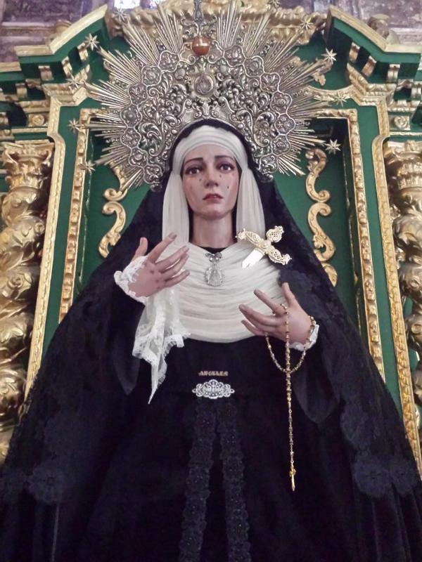 HdadQa's tweet photo. Ya se encuentra Ntra. Sra. De los Ángeles vestida de luto por @abejaranito http://t.co/oS423N5xaF