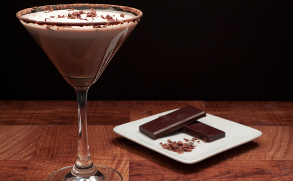 gibranbarman's tweet photo. Martini de chocolate

• Licor de chocolate
• Crema de cacao
• Vodka
• Sustituto de crema sabor vainilla
• Chocolate http://t.co/dYY1fvxBtB