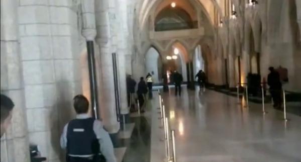 A3Noticias's tweet photo. Abaten a tiros al presunto autor del tiroteo en Ottawa y buscan a dos sospechosos más [VÍDEO]
http://t.co/87u6RaeK8R http://t.co/XKnV4ZFIwl