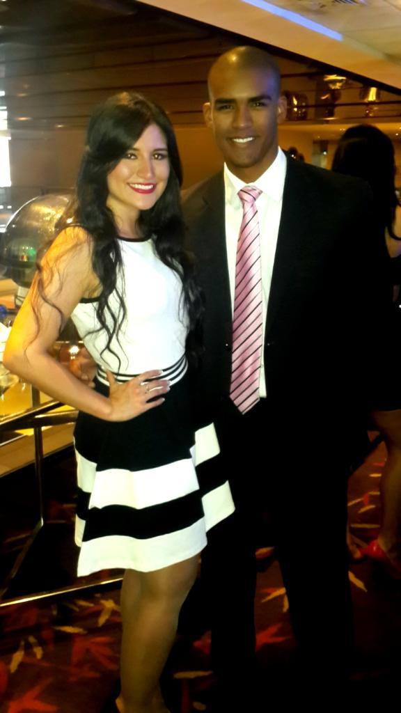 MelissaGallegoG's tweet image. Con nuestro súper jefe de contenido @cableondasports #Tvxcable2015 #PreventaCOS #COS