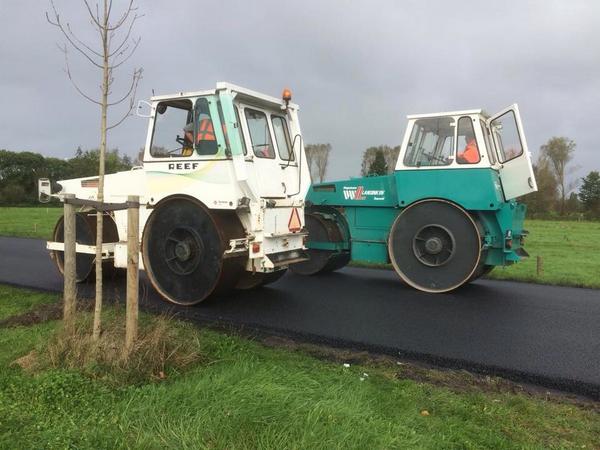 zuidema_a's tweet photo. @NexusInfra voorziet Bornebroekseweg @GemWierden deklaag "warm in warm". asfaltploeg van @LansinkBVgww @ReefInfra http://t.co/xRKBfWaTJl