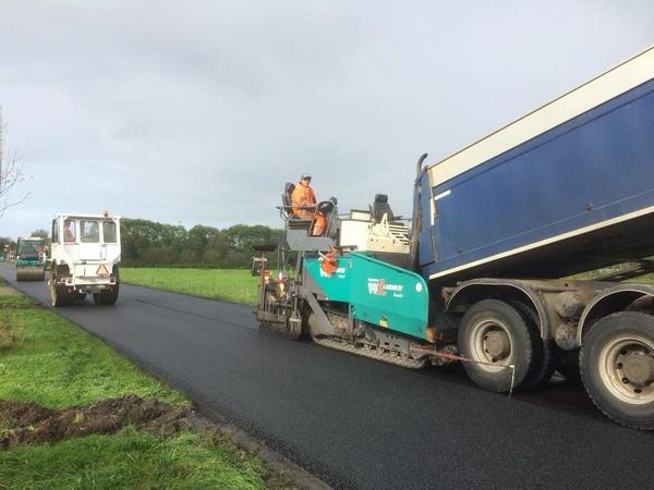 zuidema_a's tweet photo. @NexusInfra voorziet Bornebroekseweg @GemWierden deklaag "warm in warm". asfaltploeg van @LansinkBVgww @ReefInfra http://t.co/xRKBfWaTJl