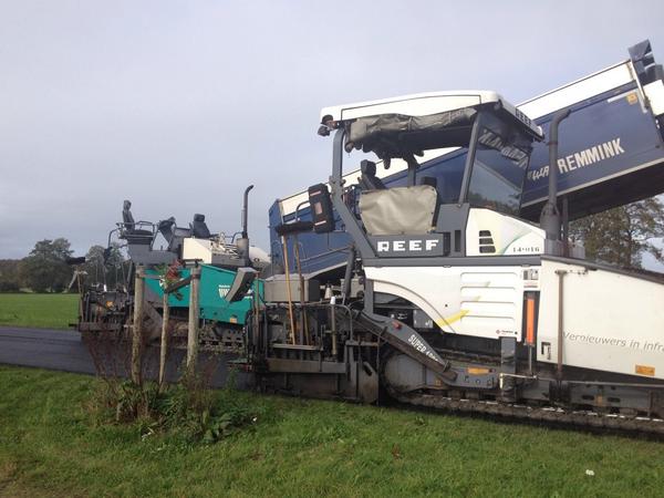 zuidema_a's tweet photo. @NexusInfra voorziet Bornebroekseweg @GemWierden deklaag "warm in warm". asfaltploeg van @LansinkBVgww @ReefInfra http://t.co/xRKBfWaTJl