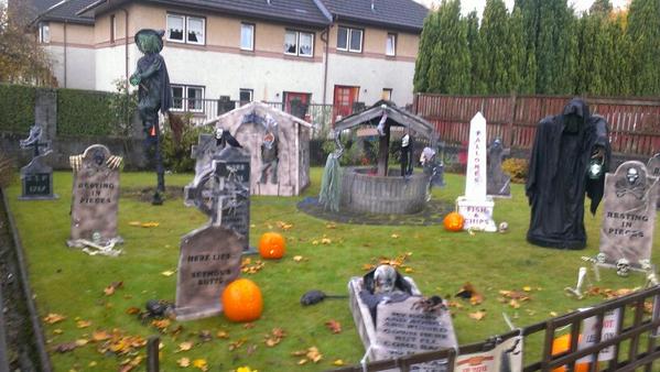 ChipFallones's tweet photo. #Fallones #Halloween #display up and running @STVGlasgow @clydecashforkid @kevinbridges86 @markmartinhere @CasCasG http://t.co/iB8yxRSqQQ