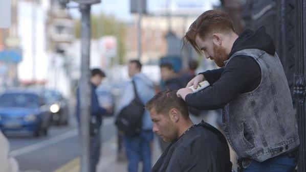 JOEdotie's tweet image. Pic: A kind-hearted guy in Dublin is cutting the hair of homeless people in the city bit.ly/1nzlySX