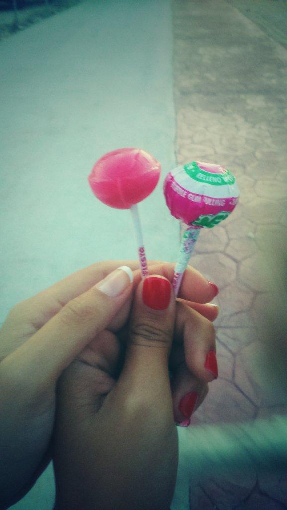 norarh8's tweet photo. Despidiendonos de los fiesta.. Si no nos los quita Oreo antes ejem... @palomaperez92 http://t.co/lNaR97dS27