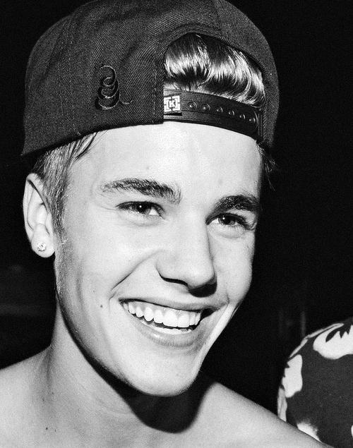 futherdrake's tweet photo. his smile is the best  #EMABiggestFansJustinBieber http://t.co/dORopOlsFs