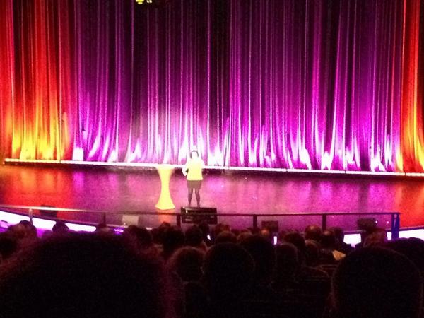 AGPB_Cerealiers's tweet photo. #mais80 Anne roumanoff joue avec le maïs ... Quel régal ! http://t.co/XQNbdoVOwE