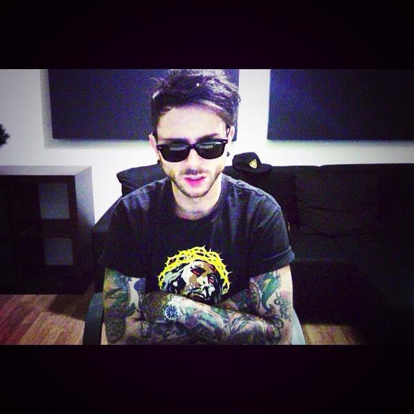 DENNYLAHOME's tweet photo. Domani alle 15 NUOVO VIDEO ON LINE
#dichepezzodenny? #drincommando #curriculum http://t.co/XoUW2ZJj6o