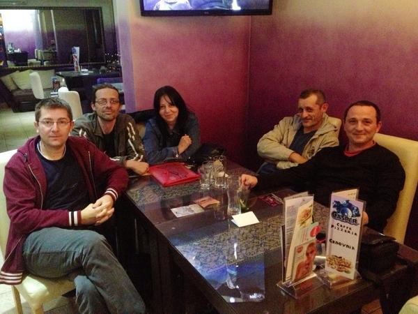 mzoran's tweet photo. Pao je dogovor za #EastWeekendFest http://t.co/6bzc9yBSW4