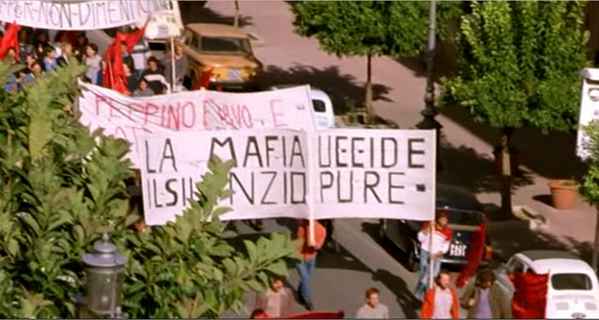 corrc14's tweet photo. Tutti protestano la mafia dopo la morte di Peppino #grandeverde http://t.co/I4cnmYAaZB