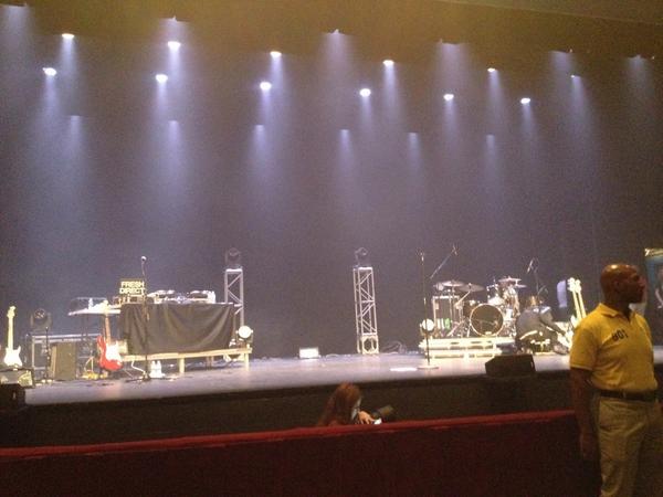 mfalmersss's tweet image. WE'RE READY FOR @HoodieAllen #secondrow 🙌😍