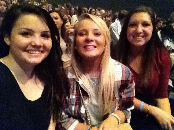 mfalmersss's tweet image. WE'RE READY FOR @HoodieAllen #secondrow 🙌😍