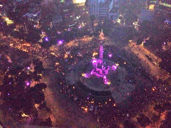 lulachef's tweet photo. Y siguen marchando... Impactante la energía que se siente. Luchemos por un Mexico mas justo. #SomosTodos http://t.co/Ev6mMl659A