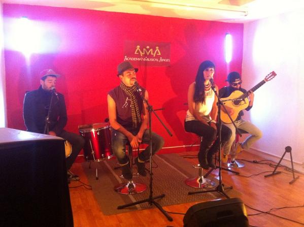 AMAestereo's tweet photo. Ya en tarima el #AMAcustico de @Lamalanamusic con lo mejor de su musica. http://t.co/w6wkTXesfG