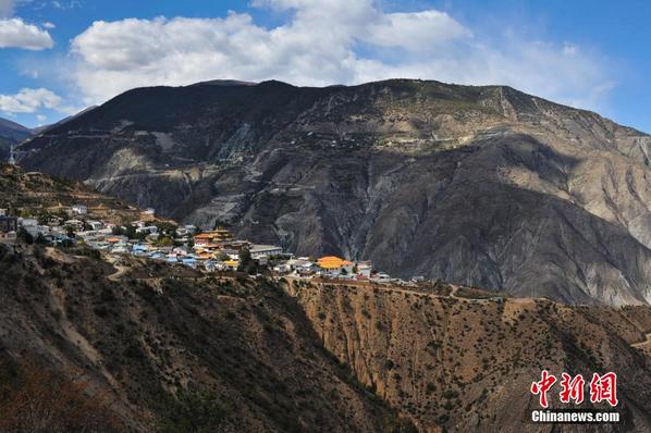 tibetol's tweet photo. Amazing autumn scenery in Shangri-laⅠhttp://t.co/TZADz3EURI http://t.co/rhfS7c5QEt