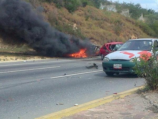 notipromar's tweet photo. Cuatro heridos tras aparatoso accidente en la Avenida Ribereña de Barquisimeto http://t.co/dQslk9dqBv #PromarTv http://t.co/r2ys4XpCcb