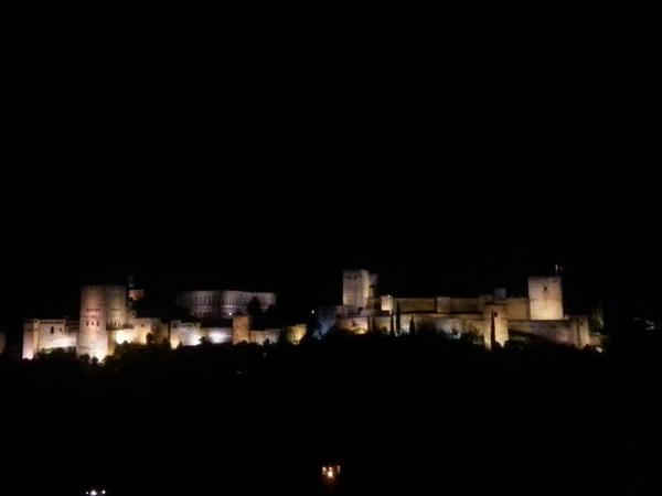Elymania_84's tweet photo. Alahambra, barrio arabe y flamenco.. Anche questo è #VolunteeringAtWork a Granada :) @maregrosso7 ti pensiamo mucho! http://t.co/BFTySLF0HV