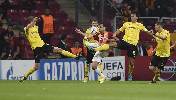 Pandev is surrounded by four Dortmund players Pandev is surrounded by four Dortmund players