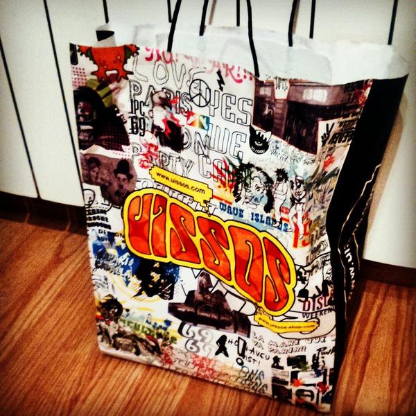 SantivanG99's tweet photo. Dia 29 [COMPRAT] @CasalsGracia #30dies30fotos #comunicacioaudiovisual
En una d'aquestes hi entra de tot... 👕👖💰 http://t.co/ixRg1KOJyb