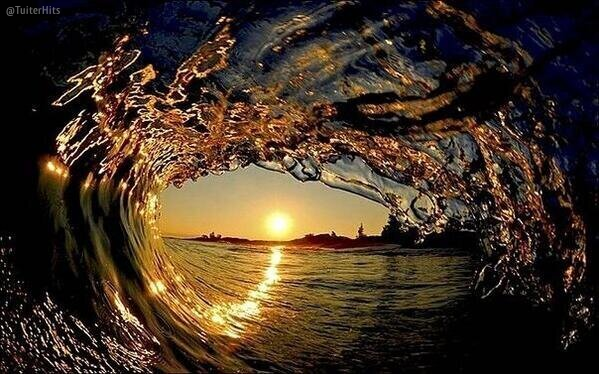charlylarali's tweet photo. "@TuiterHits: Vista de una puesta sol desde el interior de una ola. http://t.co/5Kcya9VFWc"