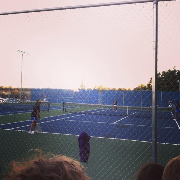 FMHS_Swarm's tweet photo. Supporting our lady racket jackets! #SeeYouInCourt 🎾 http://t.co/Z0CI4ZAKUr