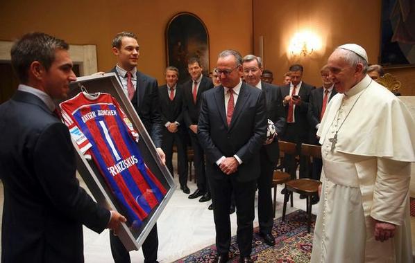 NewsWallCoZa's tweet image. Now you're rubbing it in, aftr thrashing #Roma71 Bayern stars visits Pope #SouthAfrica bit.ly/1CXOZ2I