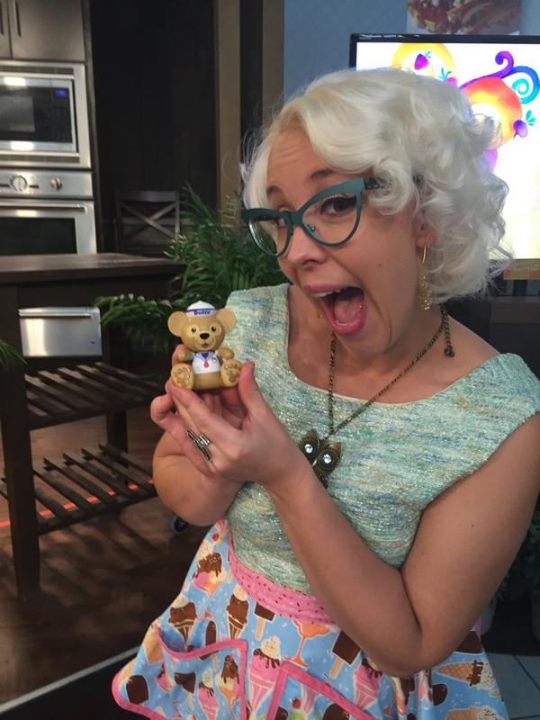 RapunzelsTwin's tweet photo. Even @disneyfoodfest got in on the action with @Emily_Ellyn #radchef #EpcotFoodFestival http://t.co/Te8Q3PZYMa