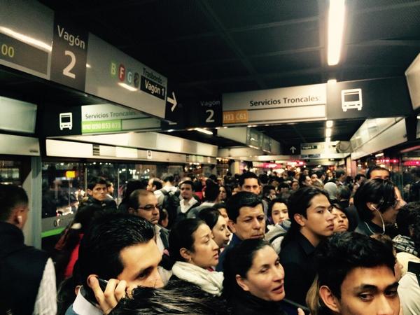 Nacaalra20's tweet photo. Hasta cuando mas esperan destruir la ciudad !! Estacion:Calle 100 @NoticiasCaracol http://t.co/9MTrmFC4v1
