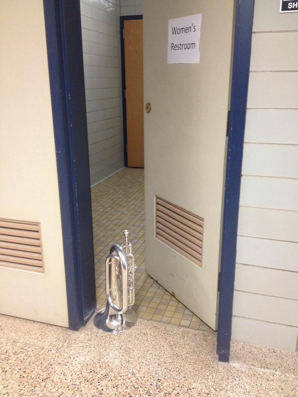 katexgrace's tweet photo. Potty break #MSPhotoStory #burrito http://t.co/oZjJoqJGII