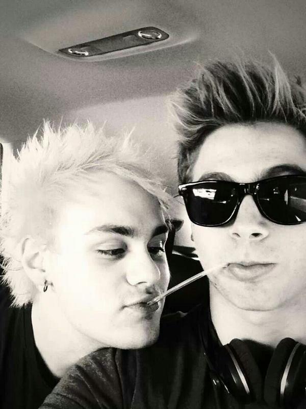 Muke al. Люк хеммингс с фанатами. Синий мюк. Muke игра. 5 seconds of summer.