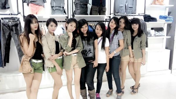 ArtisOFC's tweet photo. RT@ANDEW_ID @ktownindonesia team with @SOSisofficial @andew_id @lotte_love_jkt stay stylish with us! http://t.co/gQ9BdOLv2q