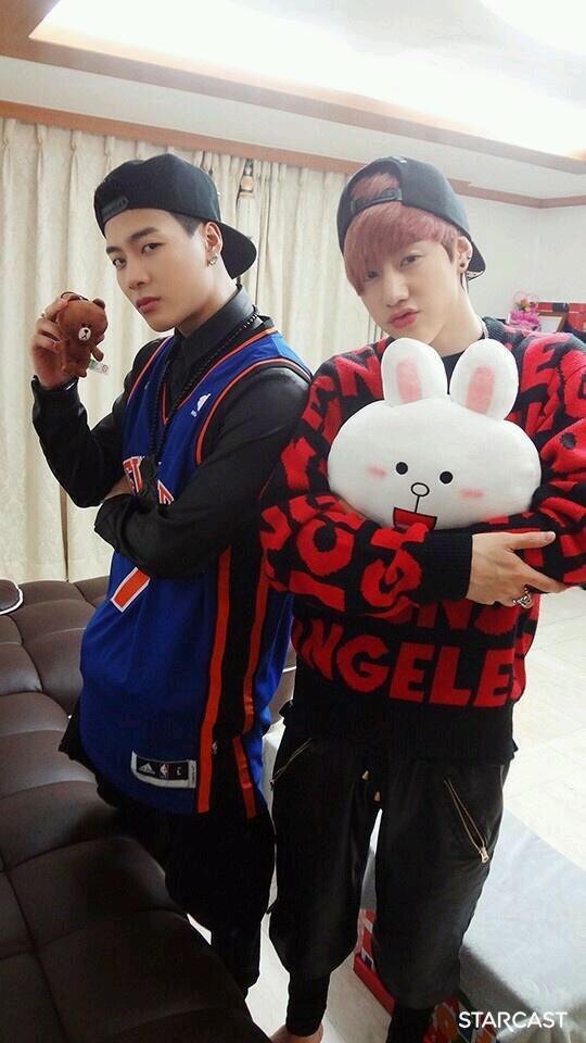 Jaylene456's tweet photo. มองข้ามการนอนหนุนตักยองจี ไปเห็นเสื้อคังจุน! เราจำได้ว่าแจ็คมีเสื้อตัวนี้ เอาไปใส่หรือเสื้อคู่ #Jackjun #Kangson http://t.co/NUXQhgy7Pi