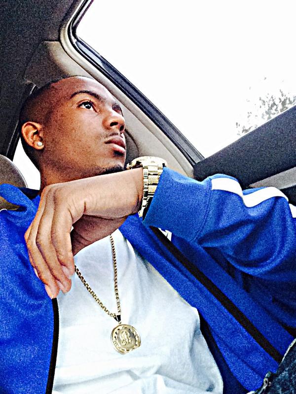 MacDeboStackz's tweet photo. All My Diamonds 💎 Yellow ✨ Is That Why Dey Jealous 🙅 #YBG #IAMSTACKZ #FREEDAKASH http://t.co/oM4SFMwY8k