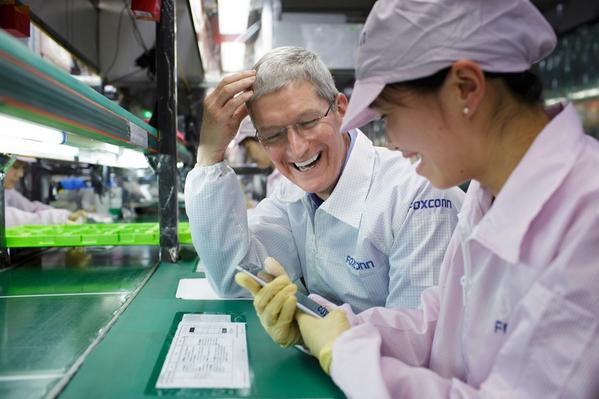 Tim Cook, en visita en la fabrica de Zhengzhou. Foto: Tim cook on Twitter.