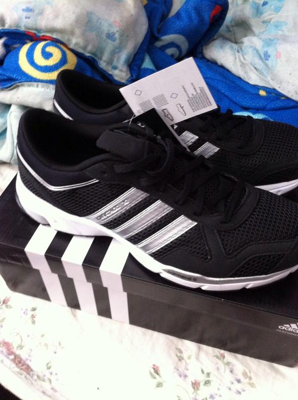 KlassyKnull's tweet photo. #newshoes for work !!! I love #adidas !!! #workhardplayhard !!! http://t.co/Fv75JS2TrK