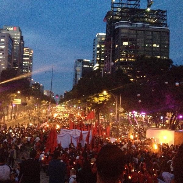 GrciAlvrzz's tweet photo. #Mexico #chilango #thishappendinmycountry #43studentsmissing #epnbringthemback #ayotzinapa #mexicocity #night http://t.co/FzgwWqLLhy